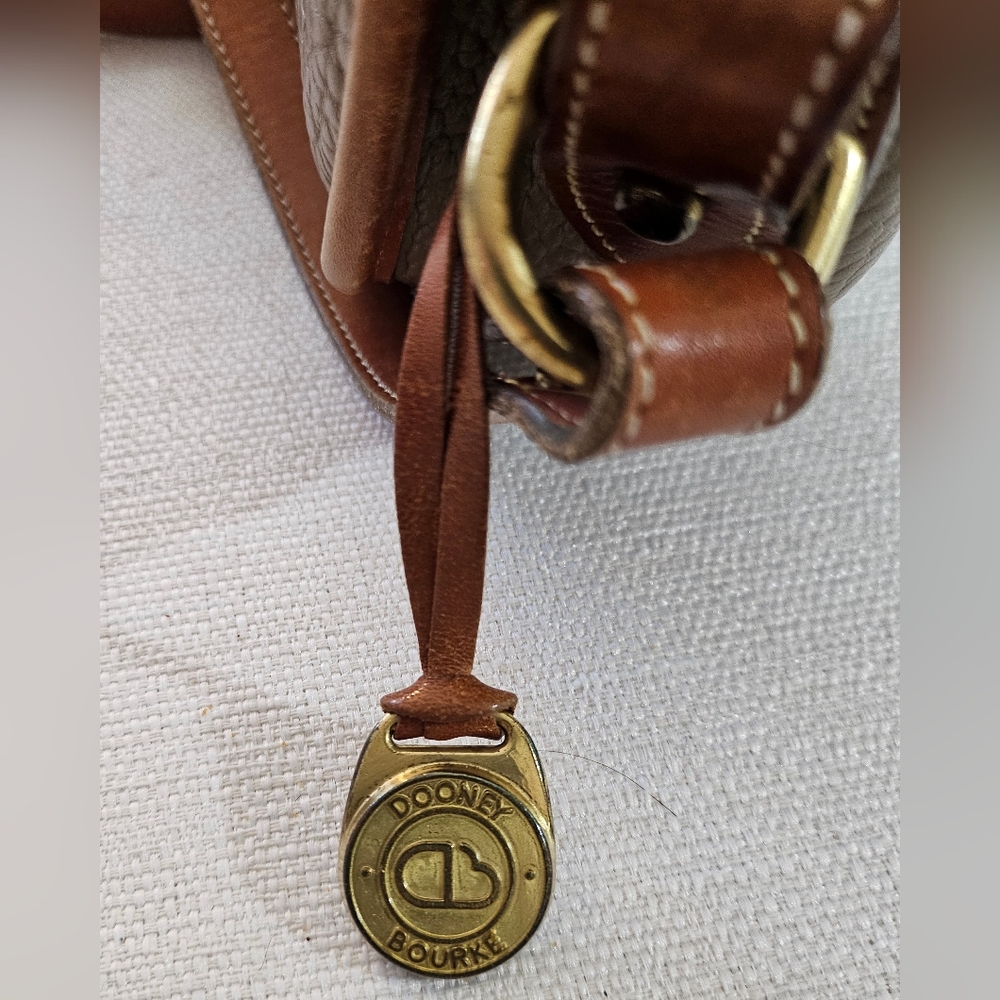 Vtg, Dooney & Bourke AWL Cavalry Trooper Crossbody Taupe W/British Tan Trim R71 - Picture 7 of 16